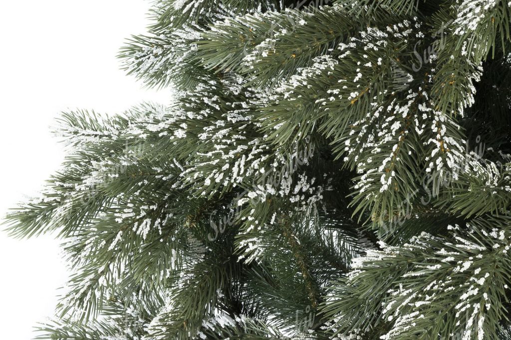 Detailní fotka větviček umělého vánočního stromku 3D Borovice Himalájská Zasněžená. Větvičky jsou pokryty jemnou vrstvou umělého sněhu, který působí velmi autentickým dojmem. Sníh pokrývá 3D větvičky borovice.