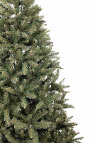 Umělý vánoční stromek Smrk Norský. Strom má husté zelené jehličí.