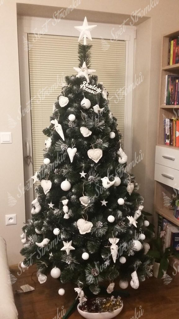 Do bíla ozdobený umělý vánoční stromek borovice střibrná .