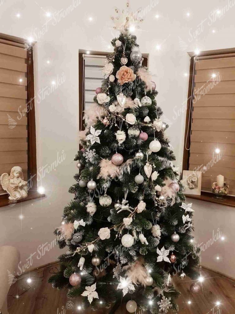 Ozdobený umelý vánoční stromek Borovice Střibrná s krystaly ledu 180cm do bílé barvy.