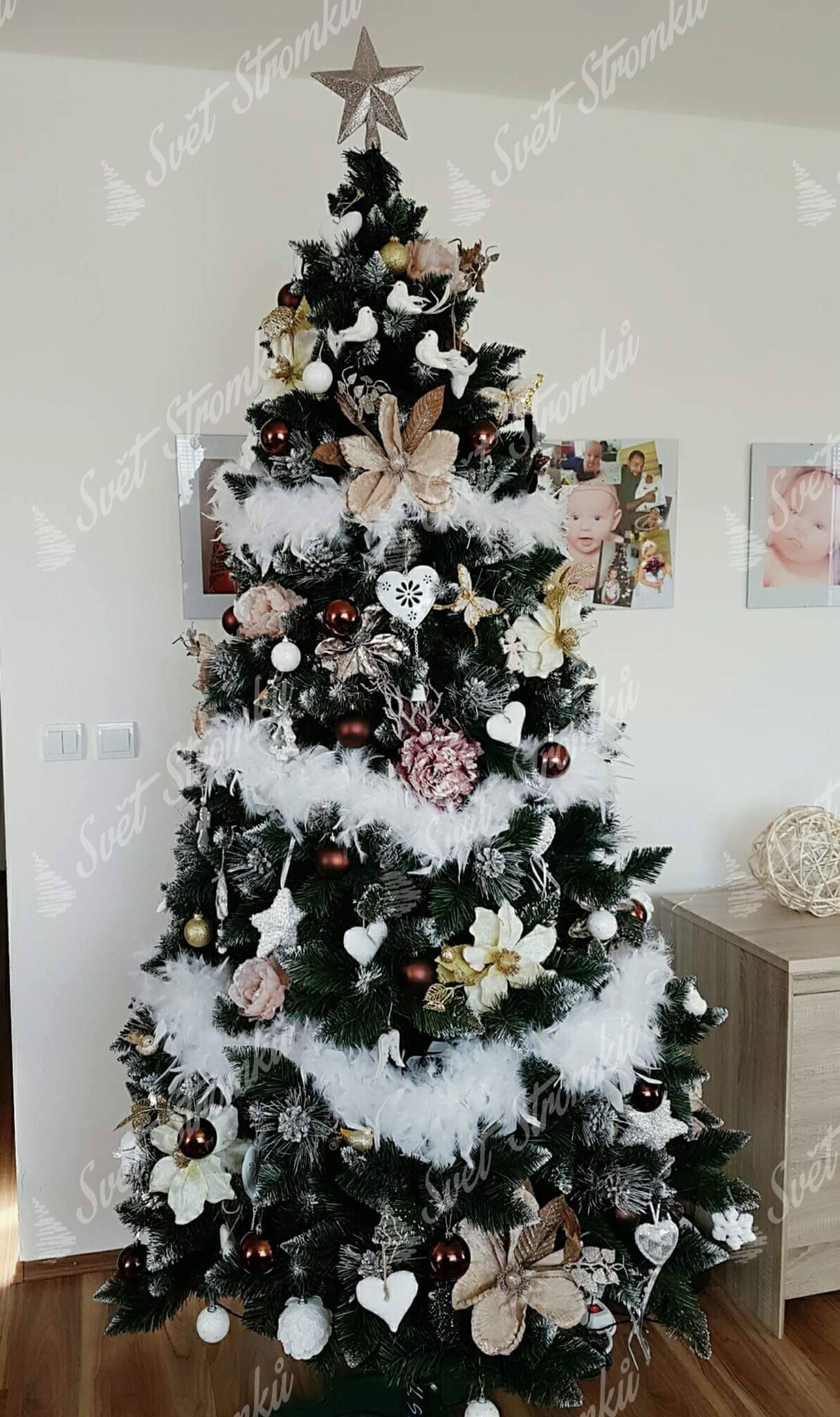 Ozdobený umělý vánoční stromek Borovice Stříbrná do bíle barvy .