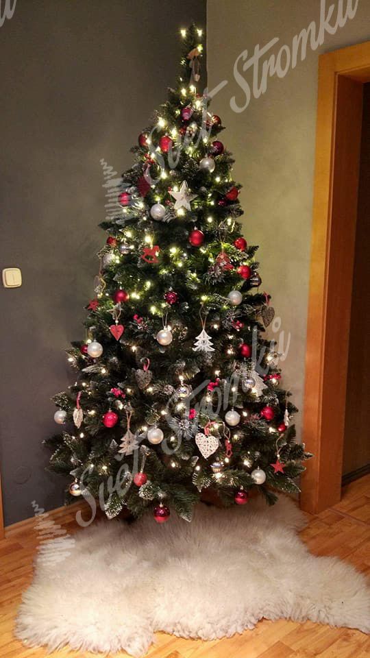 Ozdobený umelý vánoční stromek Borovice Střibrná s krystaly ledu 220cm