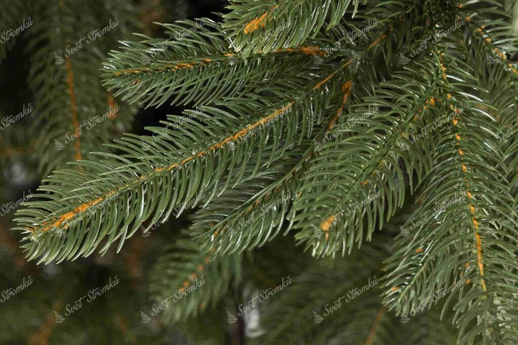 Detail větviček s 3D jehličím které jsou k nerozeznání od živých větviček jídla.