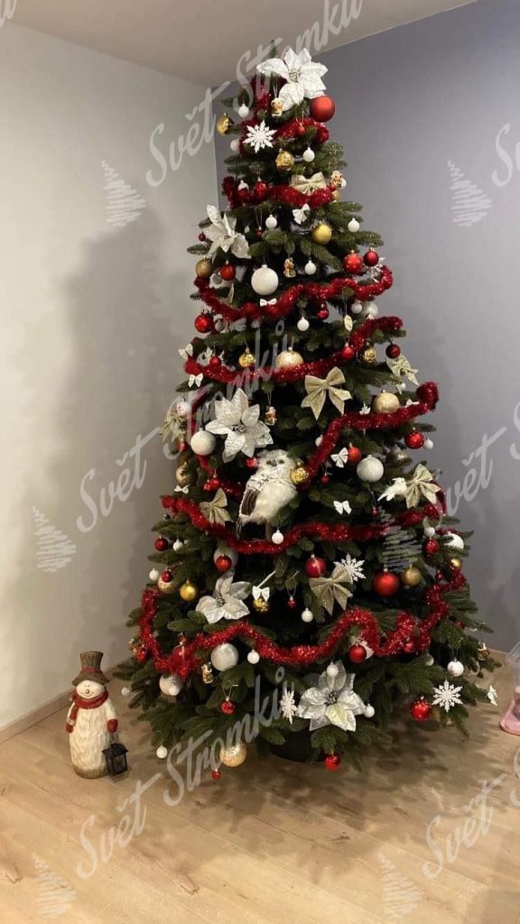 Krásně ozdobený vánoční 3D stromek červenými koulemi a bílými květy.