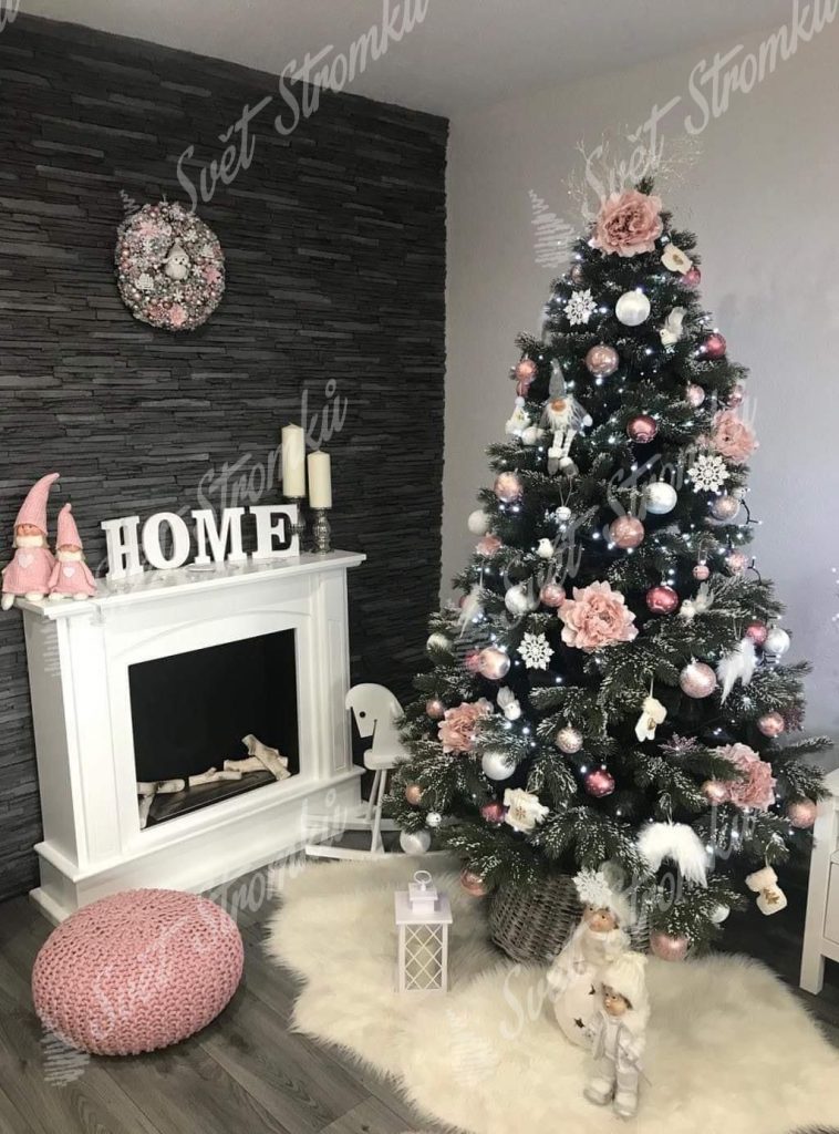 Krásná fotka zasněženého vánočního 3D stromku ozdobeného narůžovělými ozdobami.