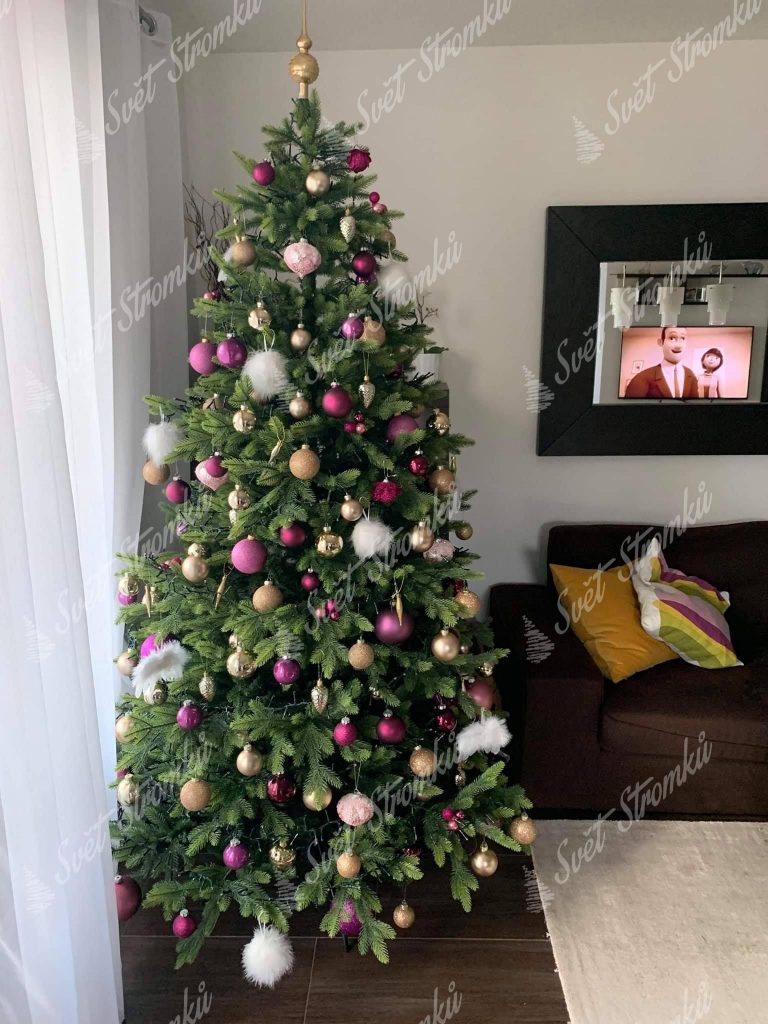 3D stromeček ozdobený růžovými a zlatými koulemi