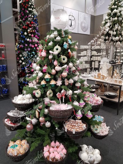 Dekorace na stromeček v podobě zmrlin, muffiny a lízátek.