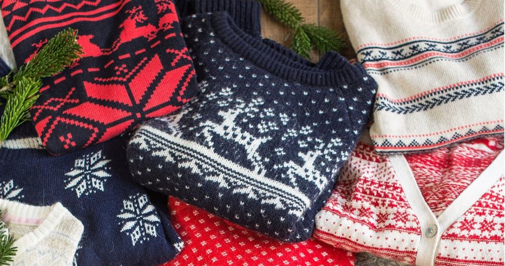 Svetr s vánoční tématikou jako dárek pod stromeček