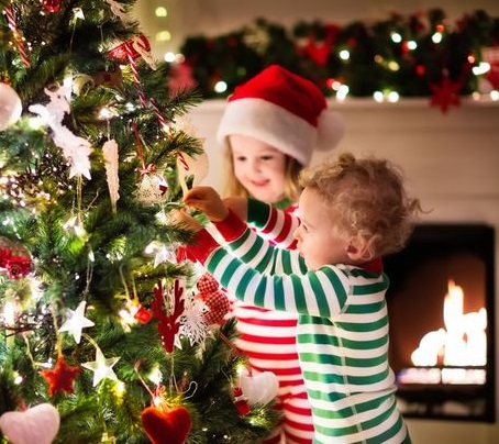 Děti zdobí vánoční stromeček