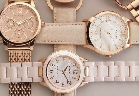 Troje hodinky v různých barevných provedeních