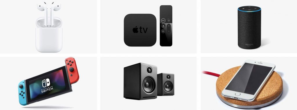 Bílé sluchátka, černé repráky, hra nintendo, telefon jako dárek pod vánoční stromeček