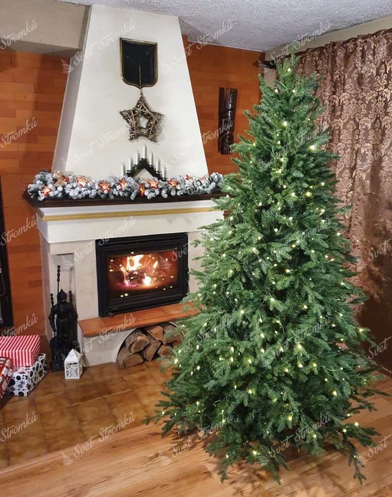 Svítící vánoční stromeček 3D Smrk Horský při rozběhnutém krbu. Celá místnost je vánočně ozdobená.
