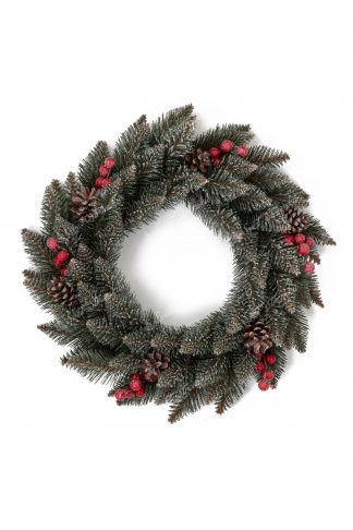 Pohled shora na vánoční věnec tyrkysové zelené barvy doplněn šiškami s borovice a červenými lesními plody.