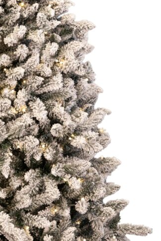 Umělý vánoční stromek Smrk Severský LED. Strom je hustě zasněžený a má LED osvětlení.