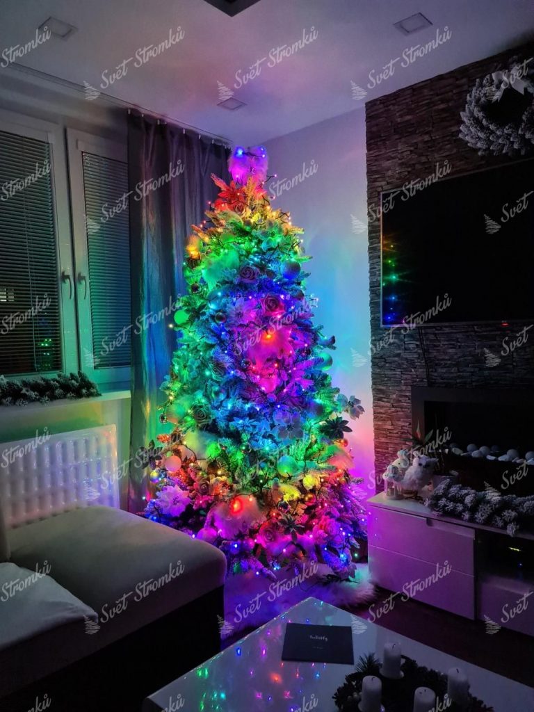 Osvětlení na stromek farebné TWINKLY multicolor strings. Vánoční stromek s rozmanitými farebnými světílkami.