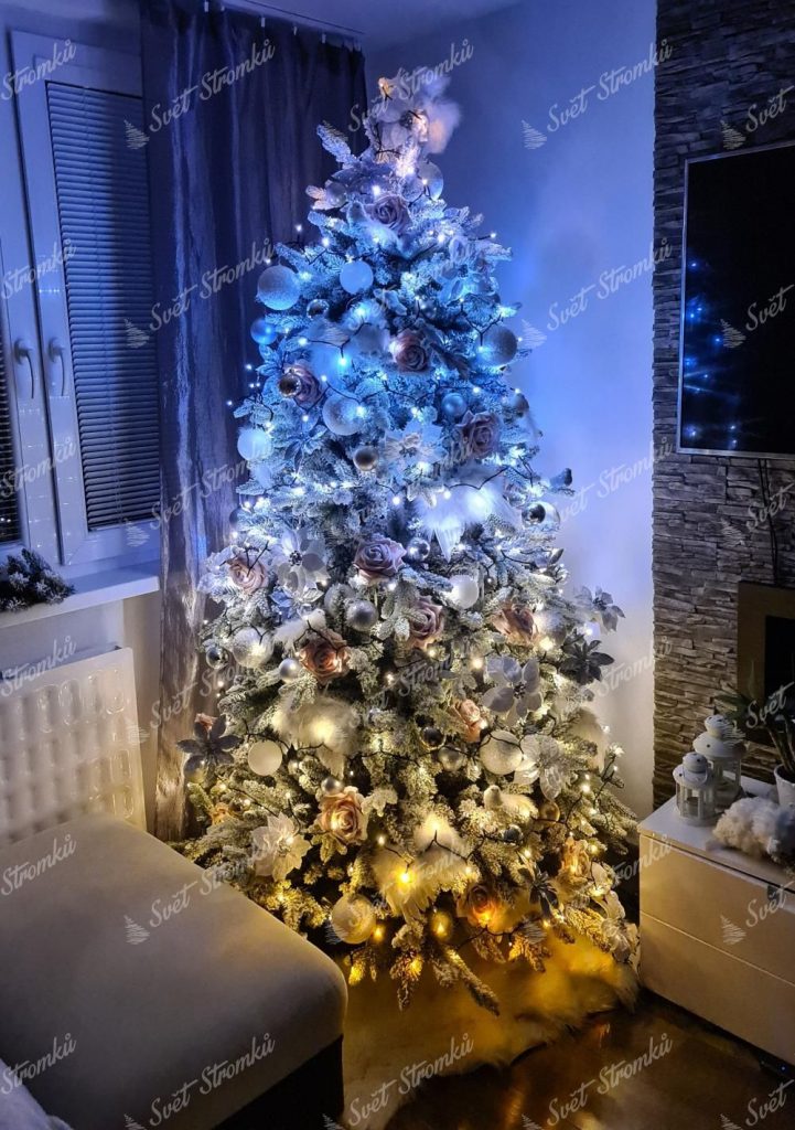 Vánoční osvětlení zlaté TWINKLY strings gold edition. Vánoční stromek se zlatými světílkami.