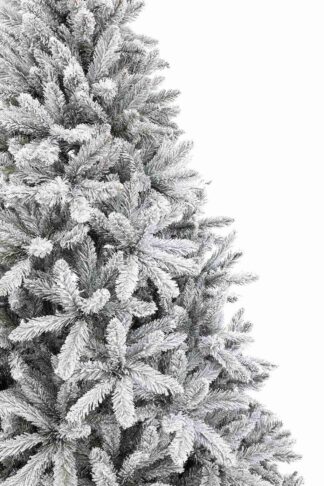 Umělý vánoční stromek Smrk Bílý, stromek má větvičky hustě pokryté umělým sněhem