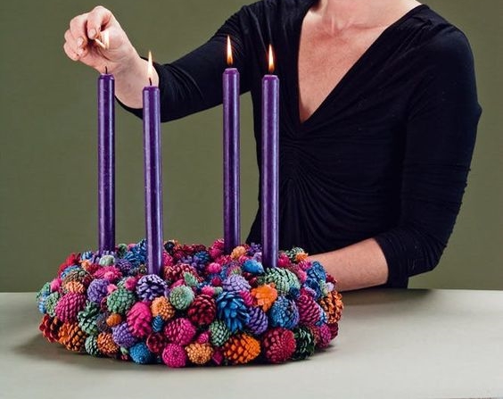 netradiční adventní věnec barevný