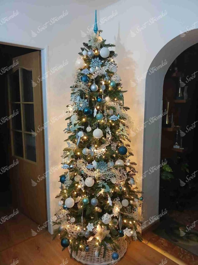 Umělý vánoční stromek 3D Jedle Pyrenejská 210cm LED480 hustě ozdobený bílými a modrými ozdobami