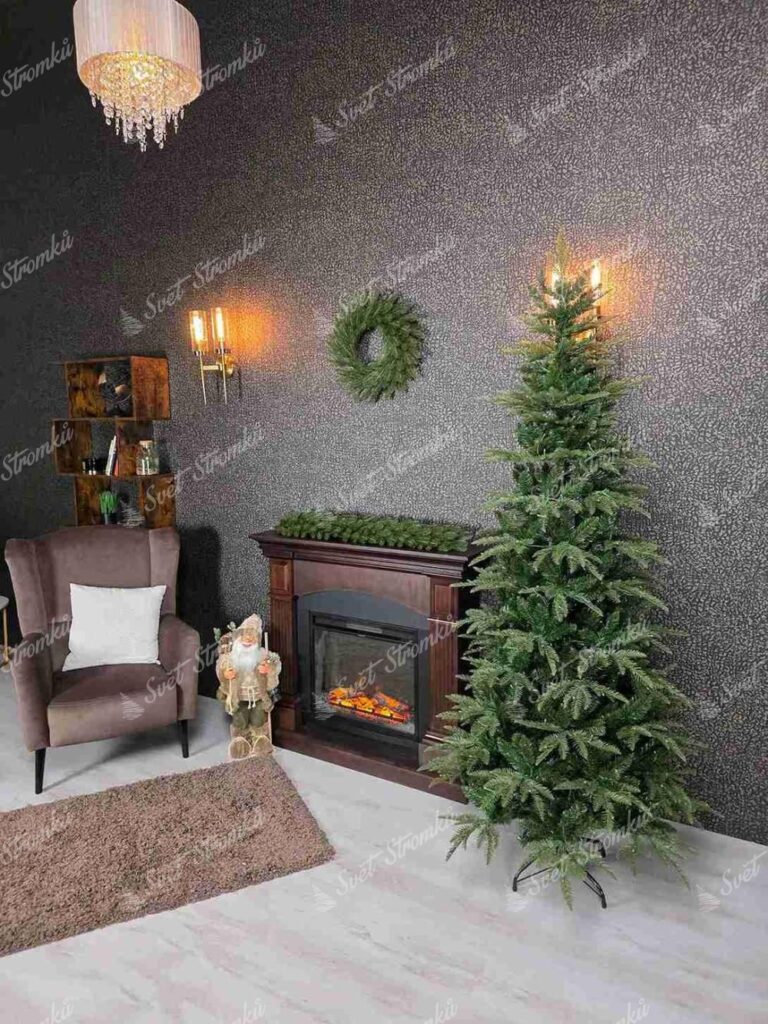 Umělý vánoční stromek 3D Jedle Štíhlá , má přirozeně zelené jehličí a střapaté větvičky