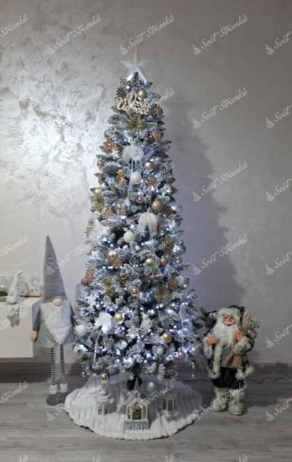 Umělý vánoční stromek Smrk Bílý Úzký 210cm, je ozdoben bílými a zlatými ozdobami,