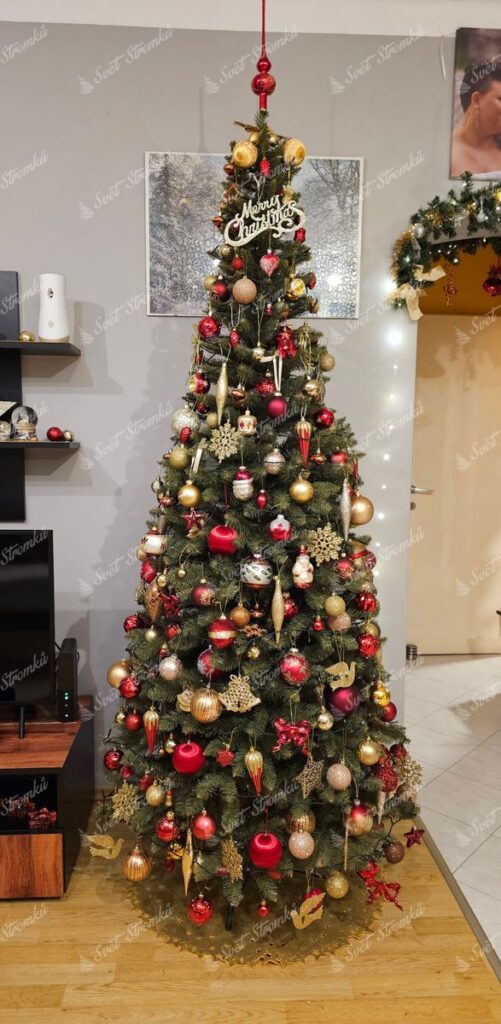 Umělý vánoční stromek Smrk Norský Úzký 220cm ozdobený červenými a zlatými ozdobami