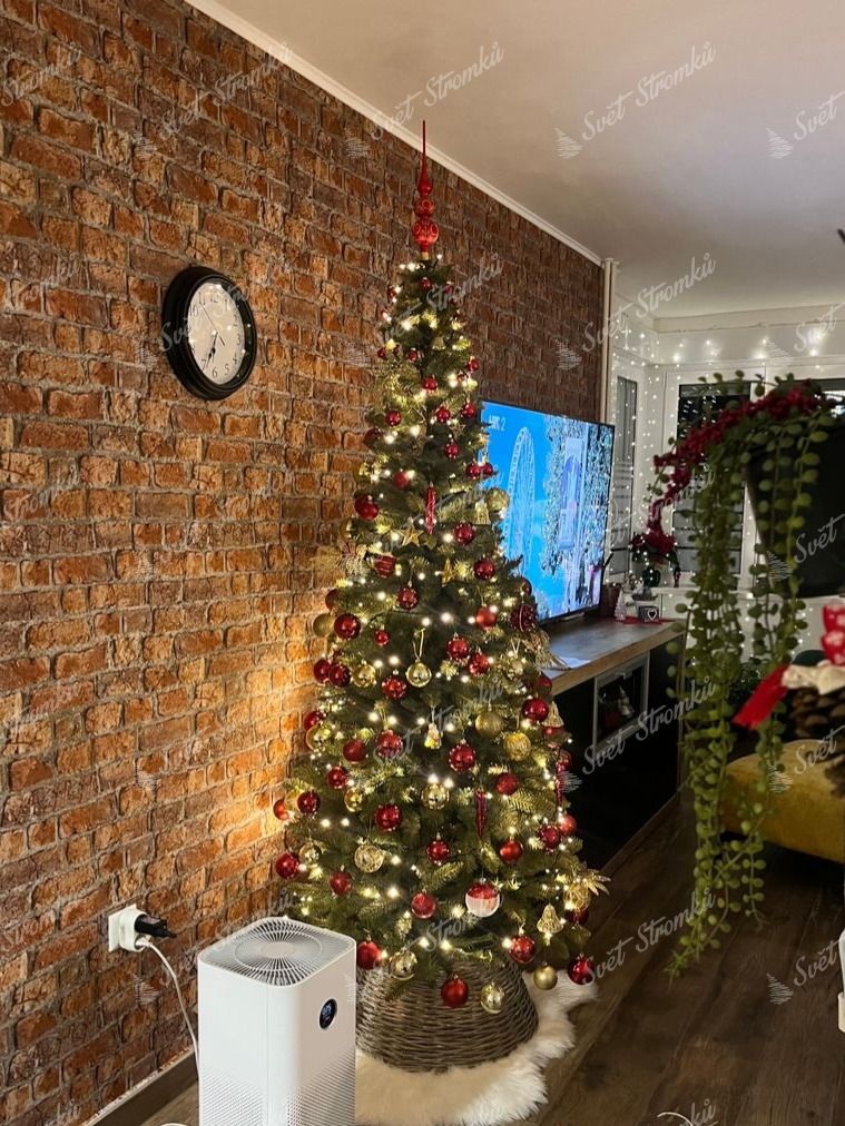 Umělý vánoční stromek Smrk Norský Úzký 220cm ozdobený zlatými a červenými ozdobami