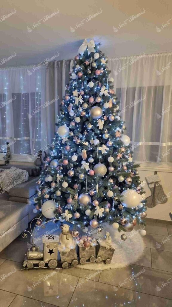 Vánoční stromek 3D Borovice Stříbrná 240cm, stromek je ozdoben bílými, růžovými a stříbrnými ozdobami