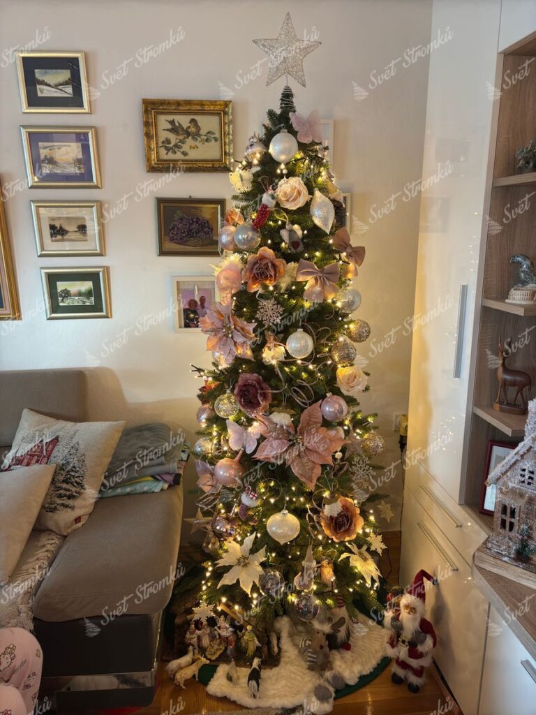 Vánoční stromek 3D Smrk Štíhlý 180cm hustě ozdobený růžovými a bílými ozdobami a vánočními růžemi